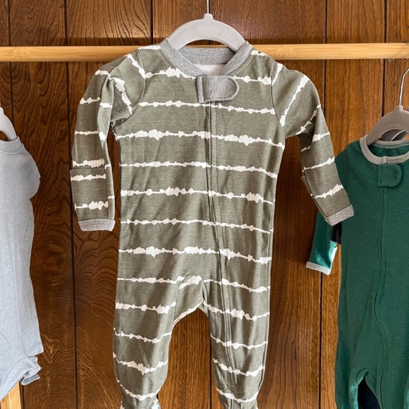 Converse, Carhartt, Kate Quinn and more (0-3 Months Baby Bundle) - Picture 4 of 7